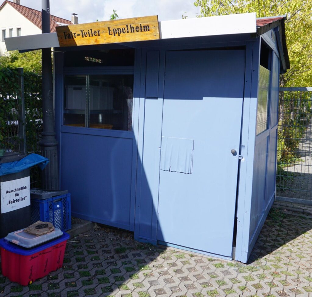 Eine kleine Blaue Hütte mit dem Schriftzug: Fair-Teiler Eppelheim